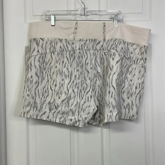 Athleta Trekkie North Off White Lace  Athletic Shorts 22 NWT - Picture 5 of 7